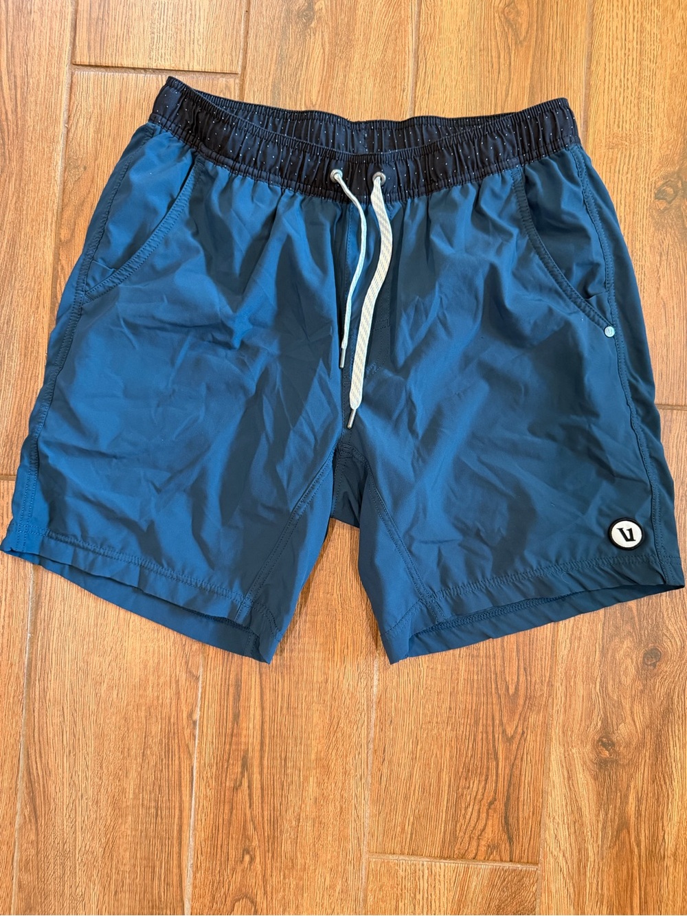 Vuori Shorts 8” pockets liner Drawstring Waist / men’s medium